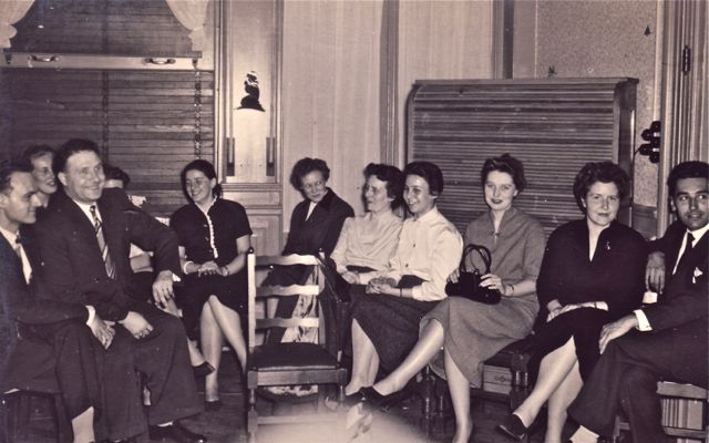 En die vrijgezellenavonden waren zo'n succes! Want de moderator meldde zich telkens ziek.